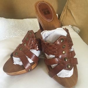PRE-OWNED FRYE LEATHER/WOOD SANDALS SIZE 6 1/2